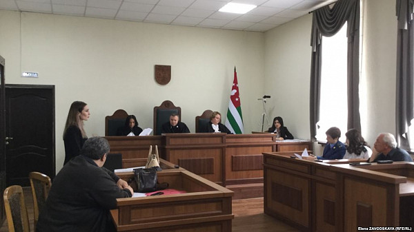 После выступления пострадавшей Эльвиры Чолакян адвокат Эдуарда Адлейба Инга Габелаиа сделала заявление о давлении, которое на нее оказывает прокуратура
