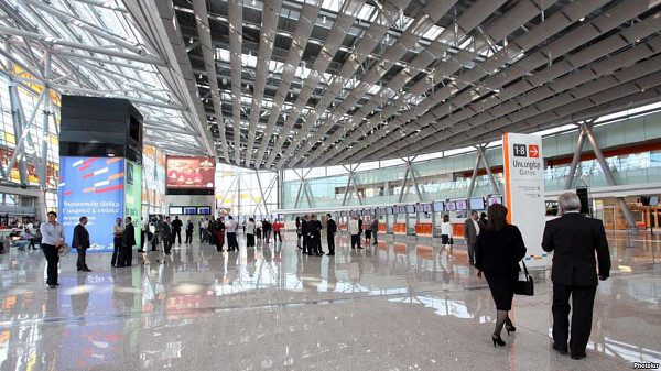Молодая абхазка пересекла контрольно-пропускной пункт в ереванском аэропорту «Звартноц» с абхазским паспортом